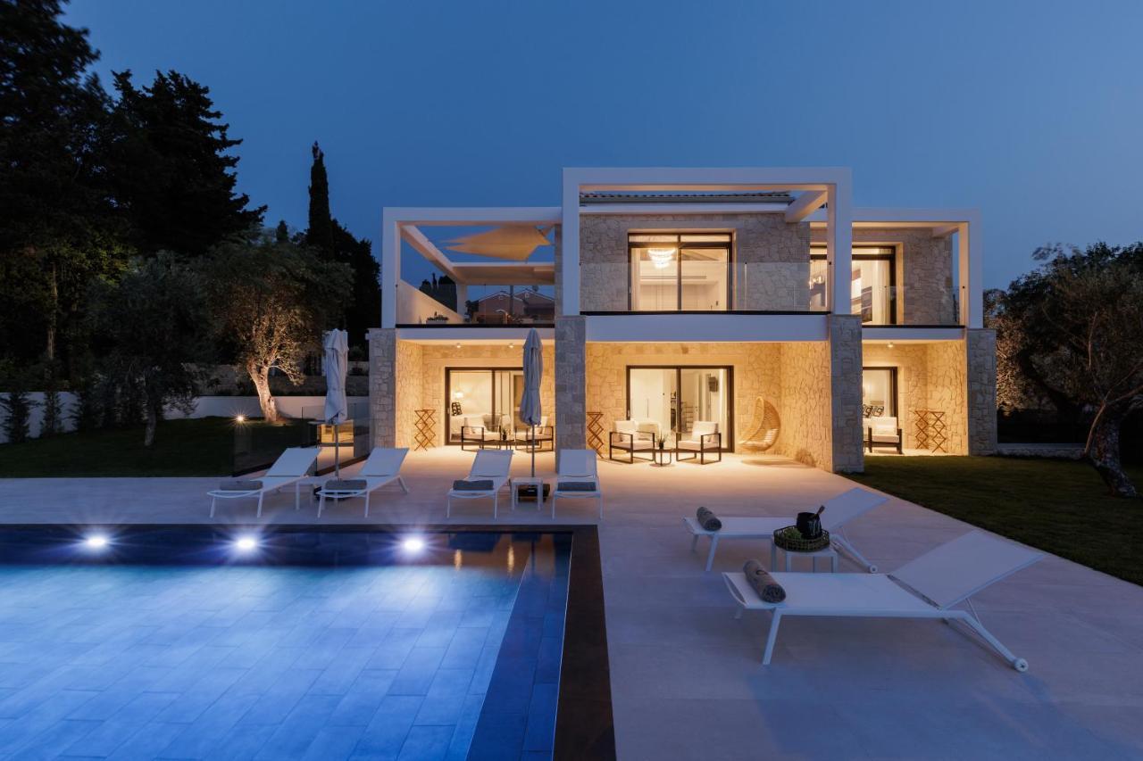 Luxurious Trinity *